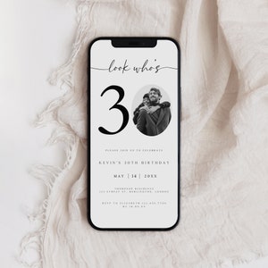 Può includere: Uno schermo di telefono in bianco e nero con un invito di compleanno. L'invito dice "look who's 30" con un grande numero 30 nero. Una foto in bianco e nero di una coppia è sullo sfondo. L'invito include anche la data "May 14 20XX" e il testo "Kevin's 30th Birthday".