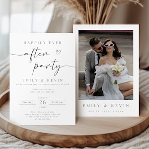 Può includere: Un invito di nozze e una fototessera su un vassoio di legno. L'invito recita "Happily Ever After Party" con i nomi "Emily & Kevin" e i dettagli dell'evento. La fototessera presenta una coppia e gli stessi nomi e data.