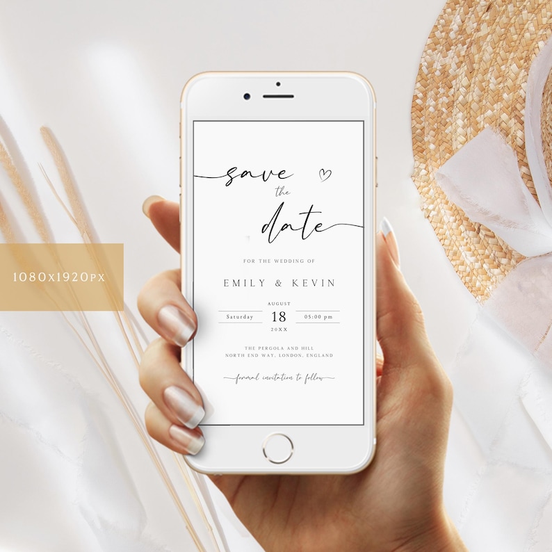 Op de afbeelding: Een witte save-the-date-kaart op een smartphone-scherm. De kaart heeft zwarte tekst die "Save the Date" zegt met een klein hartje. De kaart bevat ook de namen Emily & Kevin, de datum 18 augustus 20XX en de tijd 17:00 uur. De locatie is The Pergola and Hill, North End Way, London, England. De tekst "formal invitation to follow" staat onderaan de kaart.