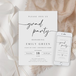Puede incluir: Una invitación a una fiesta de graduación de color blanco con texto negro. La invitación dice "Por favor, únase a nosotros para la fiesta de graduación en honor a Emily Green Clase de 20XX / Nombre de la universidad Septiembre 18, 20XX 16:00 pm The Green Recidence 123 Street, Anycity 12345 RSVP a Katie al 123 456 7788". Una maqueta de teléfono inteligente muestra una invitación similar.