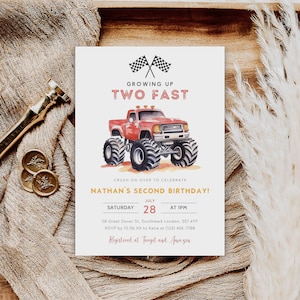 Könnte beinhalten: Ein roter Monstertruck mit schwarzen Rädern und einem karierten Flaggenbanner darüber. Der Text "Growing Up Two Fast" ist in Pink und Schwarz geschrieben. Der Text "Crush on over to celebrate Nathan's Second Birthday!" ist in Gelb und Schwarz geschrieben. Datum und Uhrzeit der Veranstaltung sind in Schwarz und Weiß geschrieben. Der Ort ist in Schwarz geschrieben. Die RSVP-Informationen sind in Schwarz geschrieben. Der Text "Registered at Target and Amazon" ist in Schwarz geschrieben.