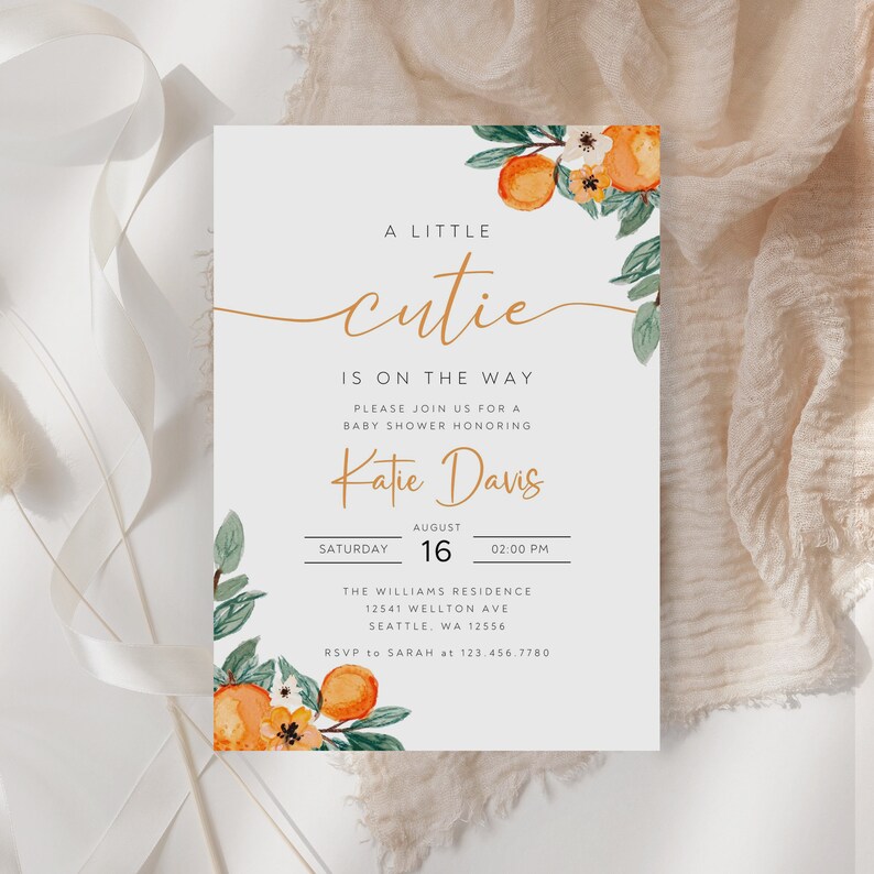 Puede incluir: Una invitaci&oacute;n de baby shower blanca con ilustraciones florales de color naranja y verde. El texto dice "A Little Cutie Is On The Way" e incluye el nombre "Katie Davis" y la fecha y hora del evento.