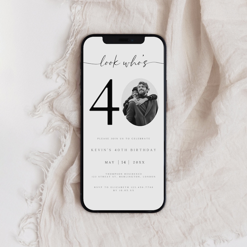 Puede incluir: Una invitaci&oacute;n digital en blanco y negro para una fiesta de cumplea&ntilde;os n&uacute;mero 40. La invitaci&oacute;n presenta un gran n&uacute;mero "40" y una foto de una pareja. El texto dice "look who's 40", "Por favor, &uacute;nase a nosotros para celebrar el cumplea&ntilde;os n&uacute;mero 40 de Kevin", "Mayo 14 20XX", "Thompson Residence 123 Street St. Burlington, London", "RSVP a Elizabeth 123.456.7788 antes del 10.05.XX".