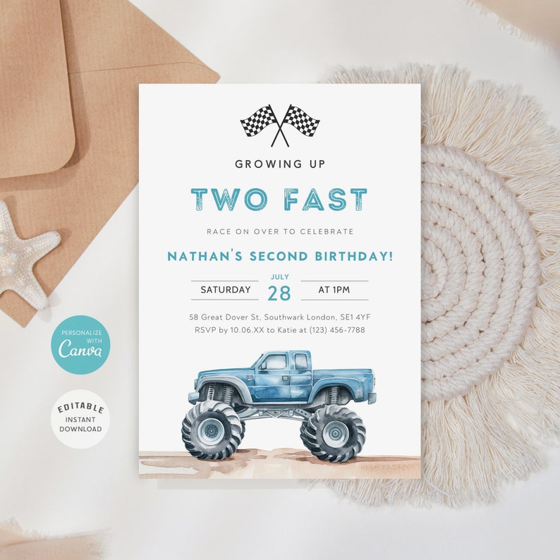 Może przedstawiać: Niebieski monster truck z dużymi oponami na piaszczystym tle. Zaproszenie zawiera napis "Growing Up Two Fast Race On Over To Celebrate Nathan's Second Birthday!" wraz z datą i godziną imprezy.