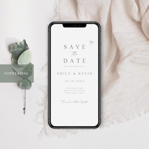 Puede incluir: Una tarjeta blanca de guardar la fecha en la pantalla de un tel&eacute;fono inteligente. La tarjeta tiene un dise&ntilde;o minimalista con el texto "Save the Date" en una fuente simple. Los nombres "Emily & Kevin" y la fecha "07.10.20XX" tambi&eacute;n est&aacute;n incluidos. La tarjeta tambi&eacute;n incluye la ubicaci&oacute;n "The Green Park, 2008 Walnut Street, Georgiaca, 2018T" y el texto "Formal invitation to follow."
