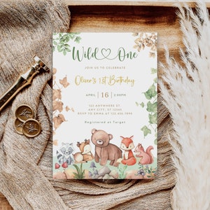 Könnte beinhalten: Eine Einladung zu einer Wald-Themen-Geburtstagsparty zum ersten Geburtstag mit einem grünen Herzen und dem Text "Wild One". Die Einladung zeigt eine Aquarell-Illustration eines Bären, eines Fuchses, eines Waschbären, eines Rehs und eines Eichhörnchens. Der Text "Oliver's 1st Birthday" ist in goldenen Buchstaben geschrieben. Die Einladung enthält das Datum, die Uhrzeit und den Ort der Party sowie die RSVP-Informationen und die Registrierungsinformationen.