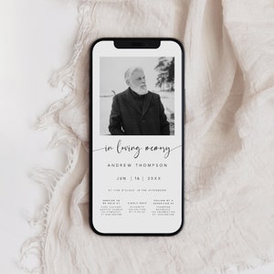 Può includere: Una foto in bianco e nero di un uomo in giacca, in piedi davanti a uno sfondo innevato. Il testo "in loving memory" è scritto in corsivo sopra il nome dell'uomo, "Andrew Thompson". La data "Jun 16 20XX" è scritta sotto il nome. Il testo "At five o'clock in the afternoon" è scritto sotto la data.