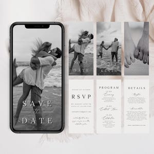 Op de afbeelding: Zwart-wit trouwuitnodigingsset. De afbeelding toont een telefoonscherm met een stel op het strand en kaarten met tekst als "Save the Date", "RSVP", "Program" en "Details". Romantisch thema.