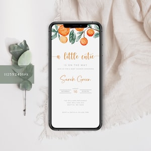 Puede incluir: Una invitaci&oacute;n de baby shower blanca y dorada con una ilustraci&oacute;n de acuarela de flores de naranja. La invitaci&oacute;n dice "a little cutie is on the way" e incluye la fecha, la hora y la ubicaci&oacute;n del evento.