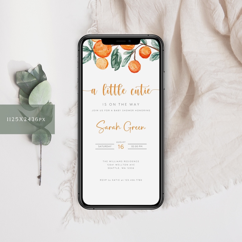 Puede incluir: Una invitaci&oacute;n de baby shower blanca y dorada con una ilustraci&oacute;n de acuarela de flores de naranja. La invitaci&oacute;n dice "a little cutie is on the way" e incluye la fecha, la hora y la ubicaci&oacute;n del evento.
