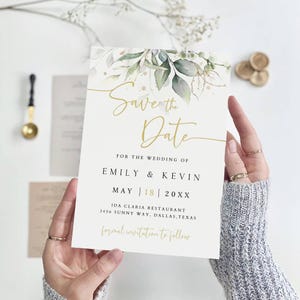 Pu&ograve; includere: Carta "Save the Date" con un designo floreale verde e oro. La carta dice "Save the Date" in lettere dorate in stile calligrafico. Il testo sotto dice "Per il matrimonio di Emily & Kevin, 18 maggio 20XX, Ida Claria Restaurant, 3456 Sunny Way, Dallas, Texas, invito formale a seguire."