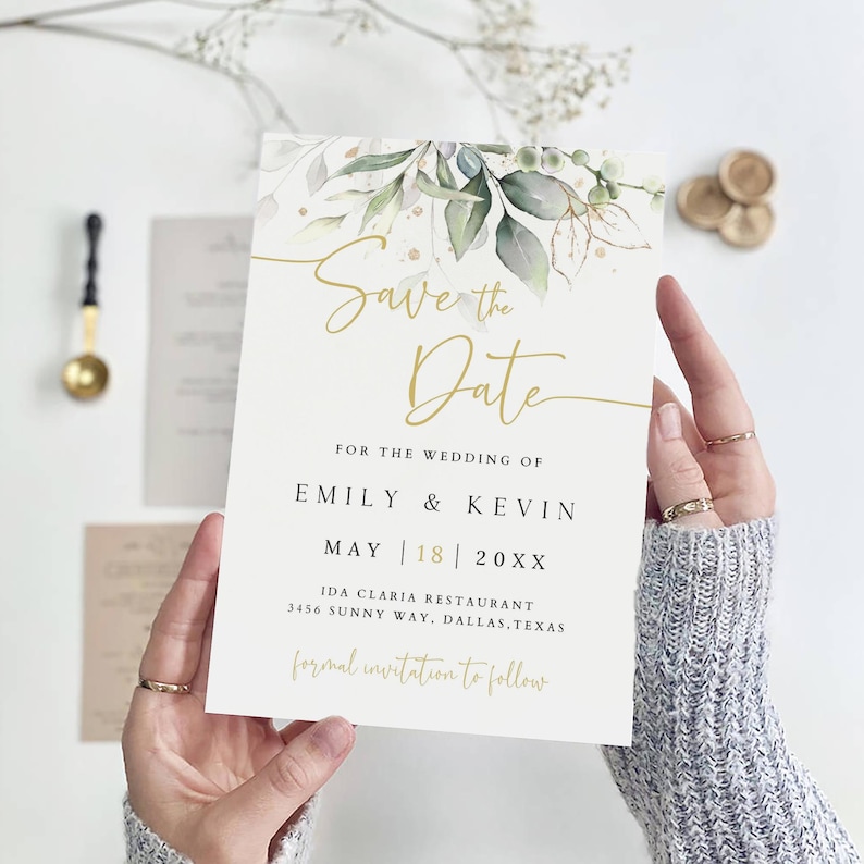 Pu&ograve; includere: Carta "Save the Date" con un designo floreale verde e oro. La carta dice "Save the Date" in lettere dorate in stile calligrafico. Il testo sotto dice "Per il matrimonio di Emily & Kevin, 18 maggio 20XX, Ida Claria Restaurant, 3456 Sunny Way, Dallas, Texas, invito formale a seguire."