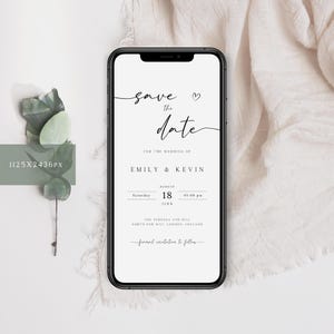 Op de afbeelding: Een save-the-date kaart voor een bruiloft. De kaart is ontworpen om eruit te zien als een telefoonscherm en bevat de tekst "Save the date" in een handschrift. De bruiloft is voor Emily en Kevin op zaterdag 18 augustus om 17:00 uur. De locatie is The Pergola and Hill, North End May, London, England.