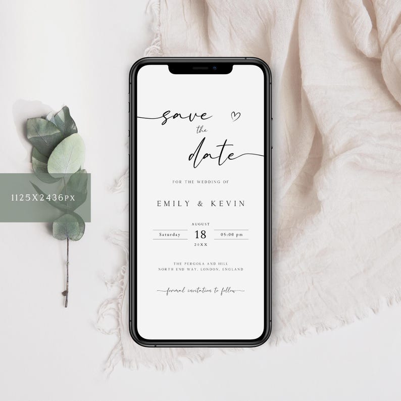 Op de afbeelding: Een save-the-date kaart voor een bruiloft. De kaart is ontworpen om eruit te zien als een telefoonscherm en bevat de tekst "Save the date" in een handschrift. De bruiloft is voor Emily en Kevin op zaterdag 18 augustus om 17:00 uur. De locatie is The Pergola and Hill, North End May, London, England.