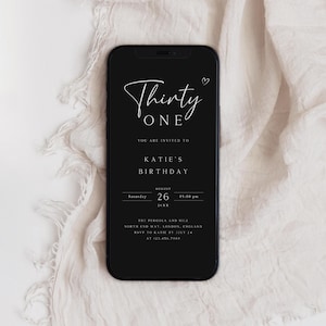 Può includere: Invito digitale di compleanno in bianco e nero sullo schermo di uno smartphone. L'invito recita "Thirty One" con un simbolo di cuore e i dettagli per la festa di compleanno di Katie il 26 agosto alle 17:00. La location è The Pergola and Hill, North End Way, Londra, Inghilterra. RSVP entro il 24 luglio al 123.456.768.
