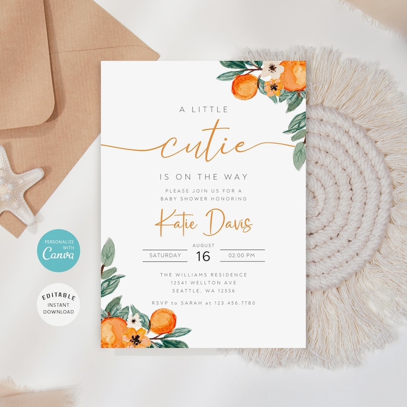 Puede incluir: Una invitaci&oacute;n de baby shower blanca con ilustraciones florales naranjas y verdes. El texto dice "A Little Cutie is on the Way. Por favor, &uacute;nase a nosotros para una baby shower en honor a Katie Davis. S&aacute;bado, 16 de agosto, 2:00 PM. The Williams Residence, 12541 Wellton Ave, Seattle, WA 12556. RSVP a Sarah al 123.456.7780."