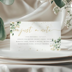 Puede incluir: Una tarjeta blanca con letras doradas que dicen "Just a note" y tiene un diseño floral verde y dorado. La tarjeta mide 3,5 pulgadas por 2 pulgadas y es 100% editable. Se puede usar para crear tarjetas de inserción ilimitadas, como una tarjeta de sitio web, compartir una receta, un pozo de deseos, un fondo de luna de miel, una ducha de exhibición, etc.