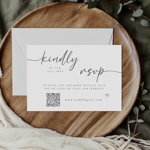 Może przedstawiać: Biała karta RSVP z czarnym tekstem, kt&oacute;ry brzmi "kindly RSVP by 7th July 20XX". Karta zawiera r&oacute;wnież kod QR i tekst "To RSVP and for more details scan the QR code or visit our website www.weddingsite.com".