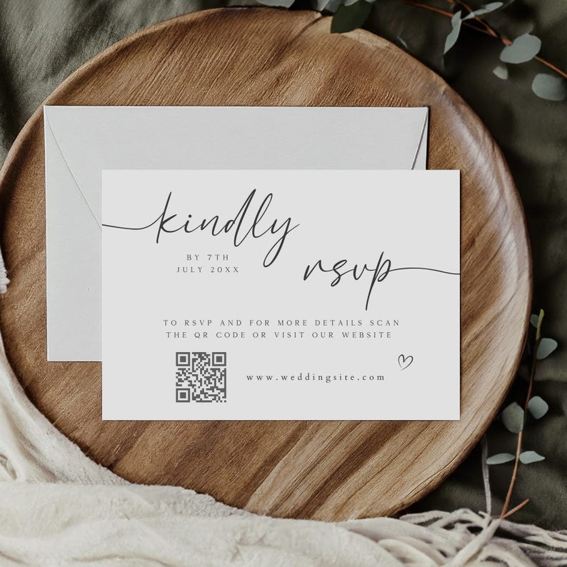 Może przedstawiać: Biała karta RSVP z czarnym tekstem, kt&oacute;ry brzmi "kindly RSVP by 7th July 20XX". Karta zawiera r&oacute;wnież kod QR i tekst "To RSVP and for more details scan the QR code or visit our website www.weddingsite.com".