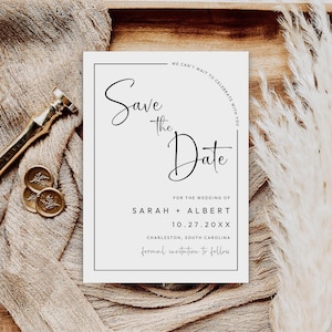 Puede incluir: Una invitación de boda con el texto "Save the Date" en una elegante escritura. La invitación incluye los nombres Sarah y Albert, la fecha 27.10.20XX y la ubicación Charleston, Carolina del Sur. Un sello de cera dorado y un bolígrafo dorado son visibles.