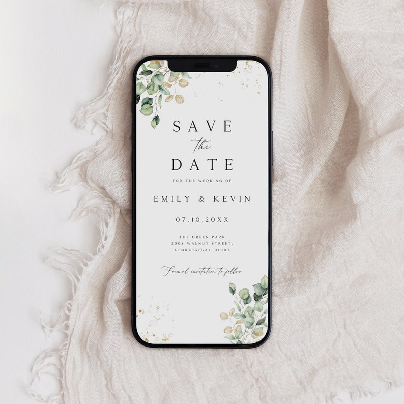 Pu&ograve; includere: Un biglietto digitale salva la data con un design floreale verde e oro. Il testo recita "Save the Date" per il matrimonio di Emily & Kevin, 07.10.20XX, The Green Park, 2008 Walnut Street, Georgia (GA) 30107, Invito formale a seguire.