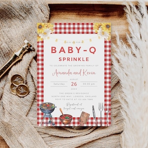Op de afbeelding: Rode en witte gingham baby shower uitnodiging met een aquarel illustratie van een grill, bestek en een kom tomatensaus. De uitnodiging luidt "Join us for a Baby-Q Sprinkle to celebrate the growing family of Amanda and Kevin, August 26, 20XX, 05:00 pm, The Green's Residence, North End Way, London, England, RSVP to Katie at 123.456.7888, Registered at Target and Amazon."