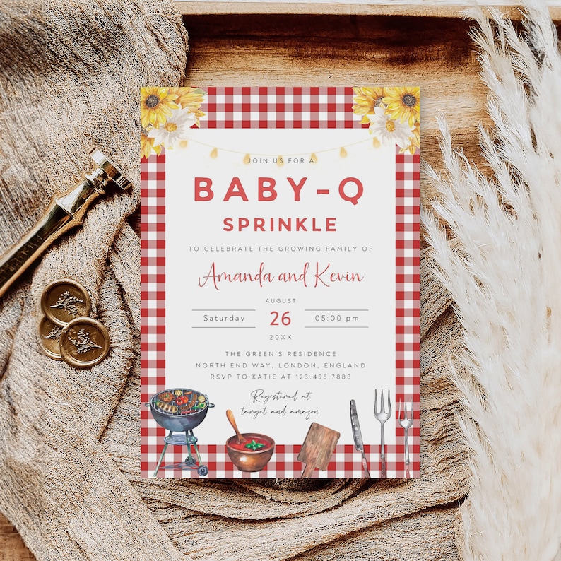Op de afbeelding: Rode en witte gingham baby shower uitnodiging met een aquarel illustratie van een grill, bestek en een kom tomatensaus. De uitnodiging luidt "Join us for a Baby-Q Sprinkle to celebrate the growing family of Amanda and Kevin, August 26, 20XX, 05:00 pm, The Green's Residence, North End Way, London, England, RSVP to Katie at 123.456.7888, Registered at Target and Amazon."