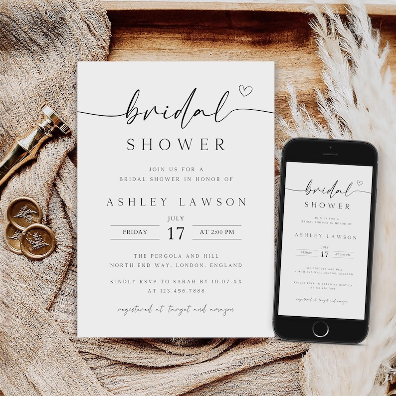 Puede incluir: Una invitaci&oacute;n a una despedida de soltera con caligraf&iacute;a elegante y un dise&ntilde;o de coraz&oacute;n. La invitaci&oacute;n incluye el texto "bridal shower", el nombre "Ashley Lawson" y los detalles del evento. Un tel&eacute;fono inteligente muestra la invitaci&oacute;n. Sellos de cera dorados y un objeto decorativo tambi&eacute;n est&aacute;n presentes.