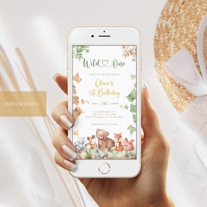 Puede incluir: Una invitaci&oacute;n digital para una fiesta de primer cumplea&ntilde;os con tem&aacute;tica de bosque. La invitaci&oacute;n presenta un lindo oso y otros animales del bosque, con el texto "Wild One" y "Oliver's 1st Birthday".