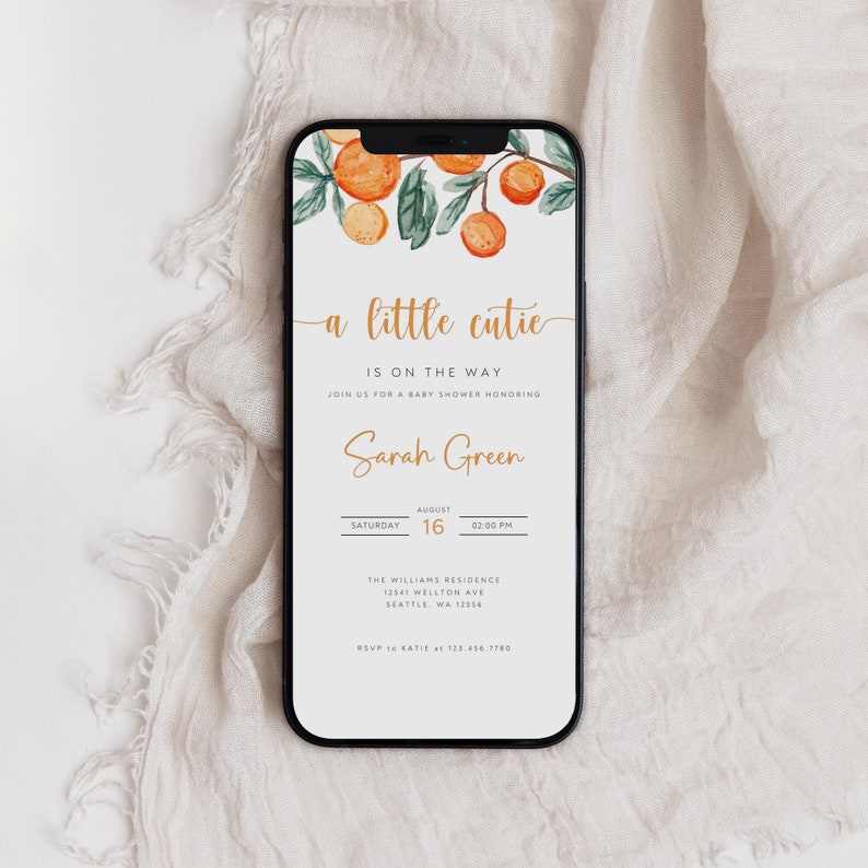Puede incluir: Una invitaci&oacute;n digital para un baby shower con una ilustraci&oacute;n de acuarela de flores de naranja. El texto dice "a little cutie is on the way" e incluye el nombre "Sarah Green", la fecha, la hora y los detalles de la ubicaci&oacute;n.
