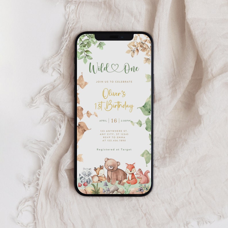 Puede incluir: Una invitaci&oacute;n digital para una fiesta de primer cumplea&ntilde;os con tem&aacute;tica de bosque. La invitaci&oacute;n presenta una linda ilustraci&oacute;n de animales del bosque, incluyendo un oso, un zorro y un mapache. El texto de la invitaci&oacute;n dice "Wild One" y "Oliver's 1st Birthday".