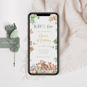 Puede incluir: Una invitaci&oacute;n digital para una fiesta de primer cumplea&ntilde;os con tem&aacute;tica de bosque. La invitaci&oacute;n presenta un fondo verde y marr&oacute;n con un coraz&oacute;n y el texto "Wild One". La invitaci&oacute;n tambi&eacute;n incluye el texto "Oliver's 1st Birthday" y detalles sobre la fiesta, incluyendo la fecha, la hora y la ubicaci&oacute;n.