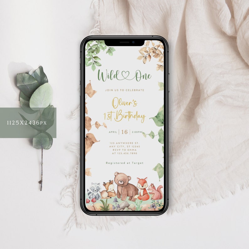 Puede incluir: Una invitaci&oacute;n digital para una fiesta de primer cumplea&ntilde;os con tem&aacute;tica de bosque. La invitaci&oacute;n presenta un fondo verde y marr&oacute;n con un coraz&oacute;n y el texto "Wild One". La invitaci&oacute;n tambi&eacute;n incluye el texto "Oliver's 1st Birthday" y detalles sobre la fiesta, incluyendo la fecha, la hora y la ubicaci&oacute;n.