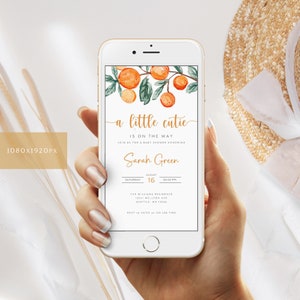 Puede incluir: Una pantalla de tel&eacute;fono digital que muestra una invitaci&oacute;n a una fiesta de bienvenida al beb&eacute; con una ilustraci&oacute;n de acuarela de flores de naranja. La invitaci&oacute;n dice "a little cutie is on the way" e incluye el nombre "Sarah Green", la fecha "August 16", la hora "03:00 PM" y la ubicaci&oacute;n "The Williams Residence, 12541 Wellton Ave, Seattle WA 12856".