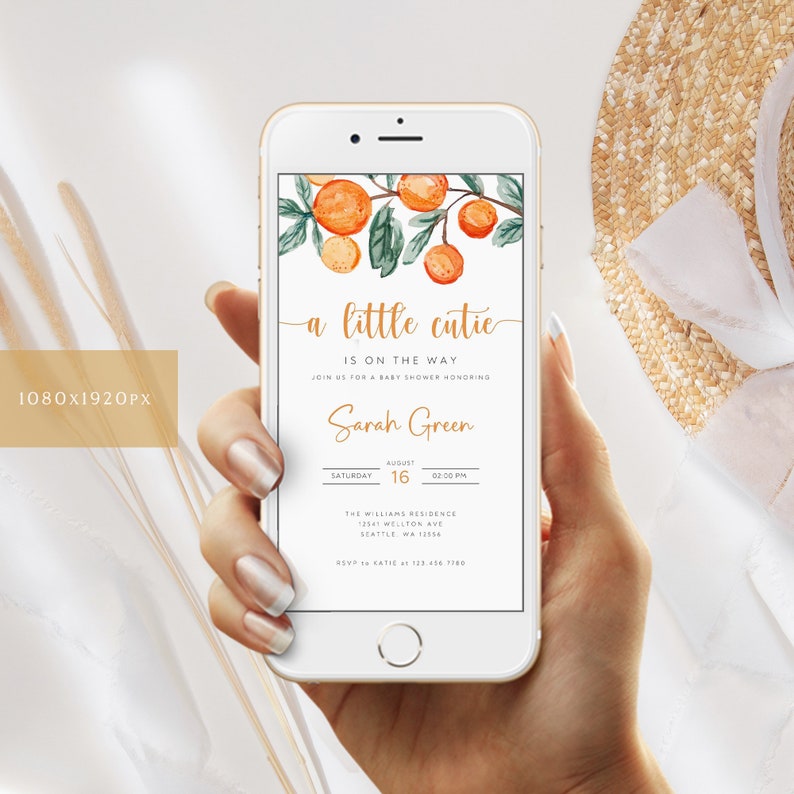 Puede incluir: Una pantalla de tel&eacute;fono digital que muestra una invitaci&oacute;n a una fiesta de bienvenida al beb&eacute; con una ilustraci&oacute;n de acuarela de flores de naranja. La invitaci&oacute;n dice "a little cutie is on the way" e incluye el nombre "Sarah Green", la fecha "August 16", la hora "03:00 PM" y la ubicaci&oacute;n "The Williams Residence, 12541 Wellton Ave, Seattle WA 12856".