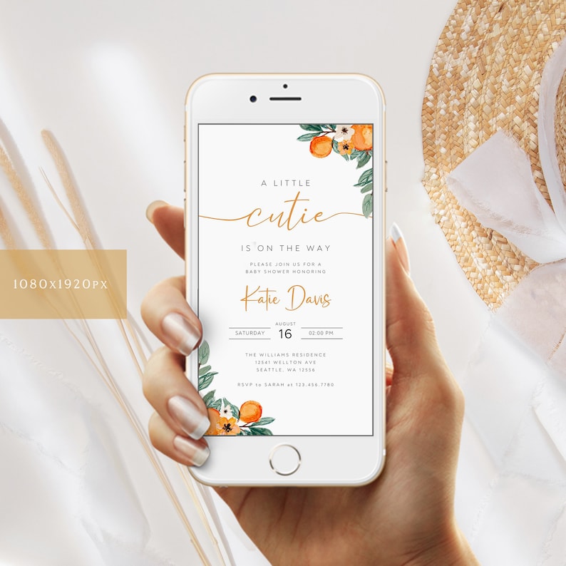 Puede incluir: Una invitaci&oacute;n digital para un baby shower con una ilustraci&oacute;n de acuarela de flores de azahar y hojas. El texto dice "Un peque&ntilde;o encanto est&aacute; en camino. Por favor, &uacute;nase a nosotros para una baby shower en honor a Katie Davis. S&aacute;bado, 16 de agosto, 2:00 PM. The Williams Residence, 52541 Wellton Ave, Seattle, WA 12554. RSVP a Sarah al 123.456.7780."