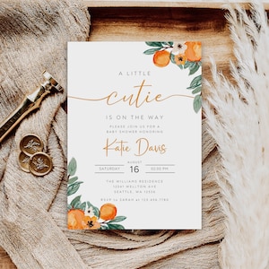 Puede incluir: Una invitaci&oacute;n de baby shower blanca con ilustraciones florales de color naranja y verde. El texto dice "A little cutie is on the way. Please join us for a baby shower honoring Katie Davis. August 16, 02:00 PM. The Williams Residence, 12541 Wellton Ave, Seattle, WA 12556. RSVP to Sarah at 123.456.7780."