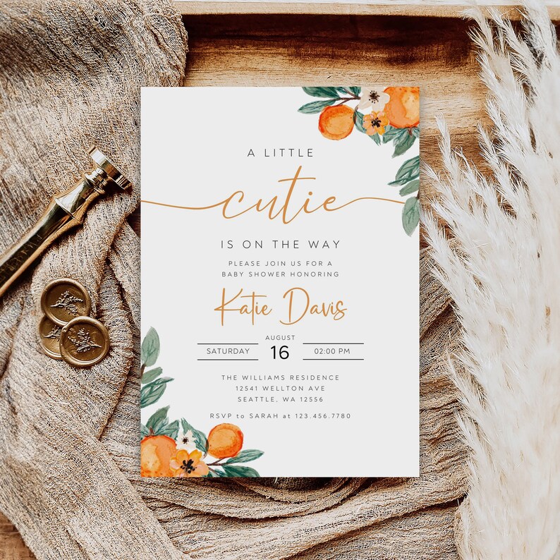 Puede incluir: Una invitaci&oacute;n de baby shower blanca con ilustraciones florales de color naranja y verde. El texto dice "A little cutie is on the way. Please join us for a baby shower honoring Katie Davis. August 16, 02:00 PM. The Williams Residence, 12541 Wellton Ave, Seattle, WA 12556. RSVP to Sarah at 123.456.7780."