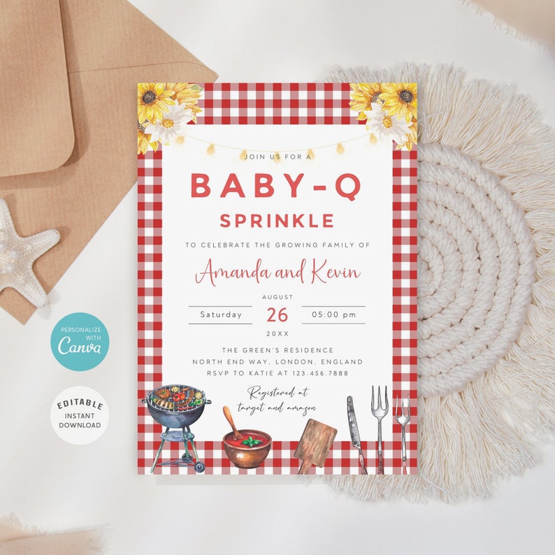 Op de afbeelding: Rode en witte geruite babyborrel uitnodiging met een aquarel illustratie van een barbecue, eten en bestek. De tekst luidt "Join us for a Baby-Q Sprinkle to celebrate the growing family of Amanda and Kevin. Zaterdag, 26 augustus 20XX, 17:00 uur. The Green's Residence, North End Way, London, Engeland. RSVP naar Katie op 123.456.7888. Geregistreerd bij Target en Amazon."