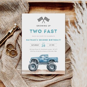 Może przedstawiać: Niebieskie i białe zaproszenie na urodziny z grafiką monster trucka. Zaproszenie zawiera napis "Growing Up Two Fast" i "Nathan's Second Birthday!" Zawiera datę, godzinę i miejsce imprezy.