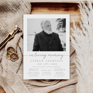 Może przedstawiać: Czarno-białe zdjęcie mężczyzny w garniturze i krawacie. Zdjęcie znajduje się na białej kartce z tekstem "in loving memory Andrew Thompson Jun 27 20XX" i szczegółami dotyczącymi ceremonii i przyjęcia.