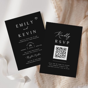Könnte beinhalten: Zwei schwarze Hochzeitseinladungskarten mit weißem Text. Eine Karte zeigt die Hochzeit von "Emily und Kevin" mit Datum, Uhrzeit und Ort. Die andere Karte lautet "Kindly RSVP" und enthält einen QR-Code für die Hochzeitswebsite.
