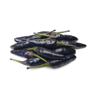 Puede incluir: Un mont&oacute;n de chiles morados oscuros con tallos verdes. Los chiles est&aacute;n dispuestos en un grupo, con algunos superpuestos.