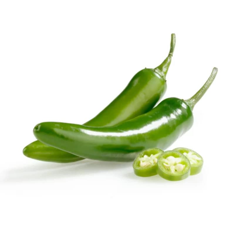 Pu&ograve; includere: Due peperoncini verdi interi e tre fette di peperoncino verde. I peperoncini sono su una superficie bianca.