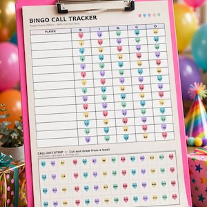 Peut inclure: Une feuille de suivi de Bingo sur un presse-papier rose présentant une grille avec des icônes de cœurs pastel numérotées de 1 à 75. La feuille comprend une bande à découper en bas pour les numéros, avec des titres et étiquettes en noir.