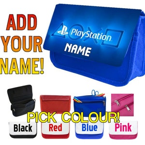 Puede incluir: Un estuche para lápices azul con un logotipo de PlayStation y el texto "NAME". El estuche está disponible en negro, rojo, azul y rosa.