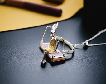 Bunny Dress Swing Hanger: Grillig, Charmeketting, Schattig, Konijn, Pasen, Dier, Mode, Sieraden, Handgemaakt, Uniek, Cadeau, Vrouwen