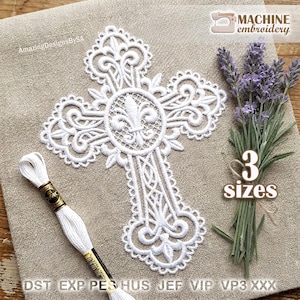 Może przedstawiać: Biały ceramiczny kubek z czarnym uchwytem i napisem "But First, Coffee" czarną, pogrubioną czcionką. Kubek stoi na białej powierzchni.