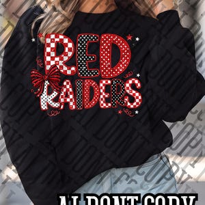 Könnte beinhalten: Ein schwarzes Langarm-Sweatshirt mit einem Grafikdesign, das den Text RED RAIDERS in Rot, Weiß und Schwarz zeigt. Die Buchstaben enthalten Karomuster und Punkte, akzentuiert durch eine rote Schleife und kleine Sterne um den Text herum.