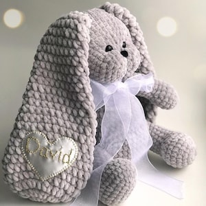 Gepersonaliseerde gehaakt konijn: geborduurde naam, zachte pluche amigurumi